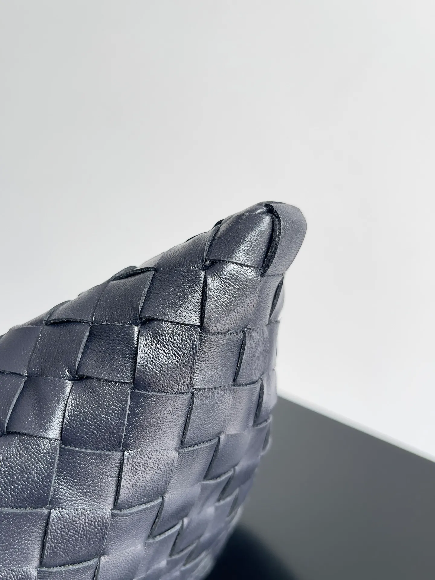 Batch 2160 Recently, I seem to be obsessed with this bag from BV~ The new Hop is really not too beautiful. The whole bag has no seams. The bag body and handles are made of one piece of leather. It embodies the style and essence of Bottega Veneta. It truly represents craftsmanship and creativity. The large size has a very loose and lazy upper body. Big bag lovers will definitely not regret buying it. Style number: 763970 Size: 53*24*13